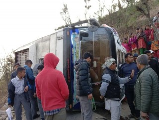 रामेछापमा विद्यार्थी बोकेको बस दुर्घटना, दुई जनाको अवस्था गम्भीर