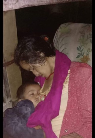 ३२ महिनाको छोरा काखमा च्यापेर उपचार गर्नको लागि जादैगर्दा बसमा नै ढलिन धर्मा
