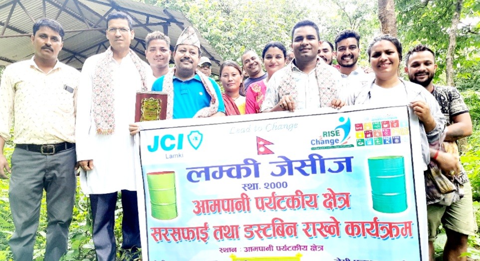 फोहोरले भरिएको आमपानी पर्यटकीय क्षेत्र लम्की जेसीजले पहिलोपटक सरसफाइ गर्‍यो