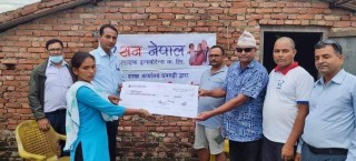सन नेपालद्वारा ५ लाख ५७ हजार बिमा दावी रकम हस्तान्तरण