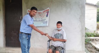 युवा नेता प्रताप मयाले मृगौला पिडितलाई २० हजार रकम हस्तान्तरण गरे