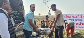 नेपाल भारत मैत्री संघद्वारा टीकापुरका बाढी पिडित परिवारलाई राहत सामग्री वितरण