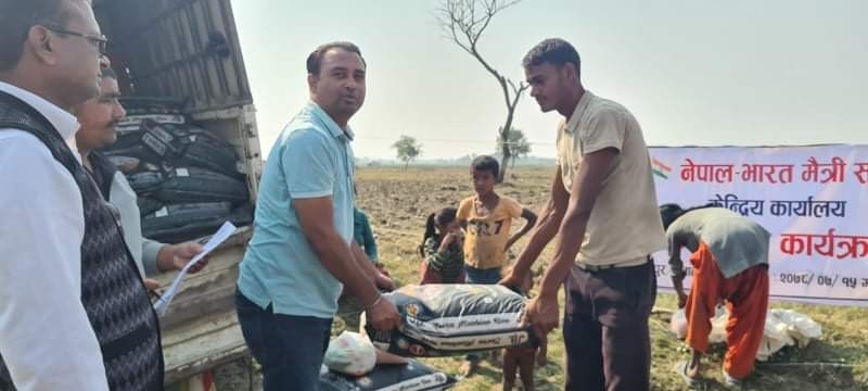 नेपाल भारत मैत्री संघद्वारा टीकापुरका बाढी पिडित परिवारलाई राहत सामग्री वितरण
