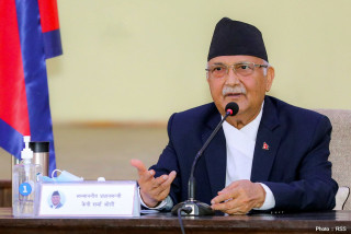 एमाले अध्यक्ष ओलीलाई कारवाहीको माग गर्दै प्रशासनमा उजुरी