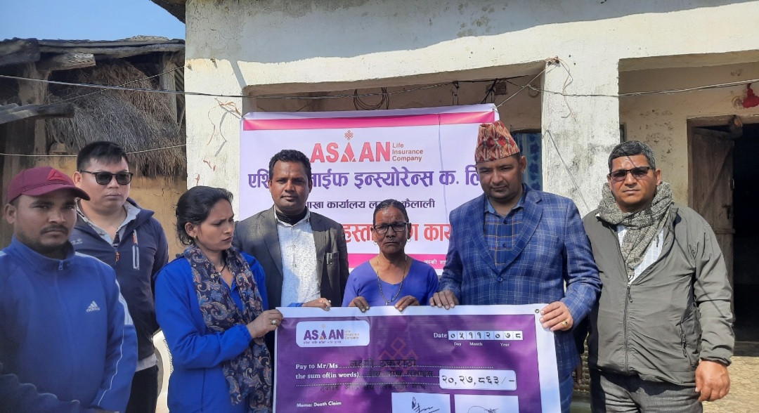 एसियन लाइफ इन्स्योरेन्सद्वारा मृत्युदाबी चेक रकम घरमै गई हस्तान्तरण