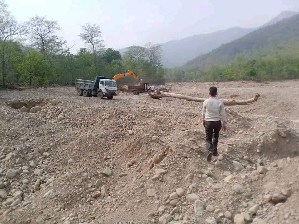 मोहन्याल गाउँपालिकाका अध्यक्ष उपाध्यायद्वारा वडा नं ७ को गोरङ्गे खोलाको अनुगमन