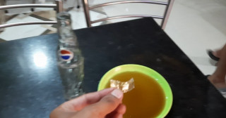 लम्कीमा चिसो पेय पदार्थ पेप्सीमा फोहोर प्लास्टिकको टुक्रा भेटियो