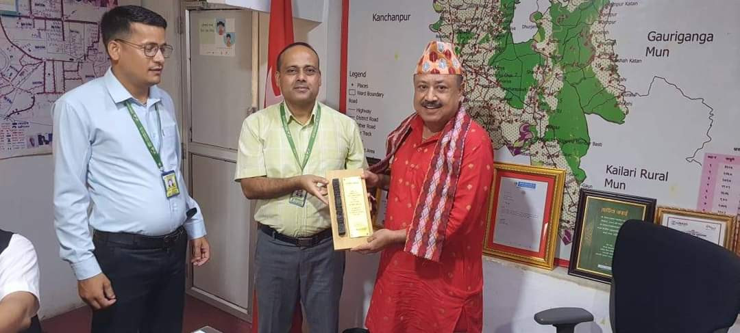 साङग्रिला बैंकको टोलीद्वारा धनगढी उपमहानगरका प्रमुख र उप प्रमुखलाई मायाको चिनो प्रदान