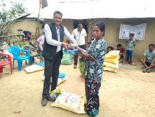 समाजसेवी पुष्पा राईको आर्थिक सहयोगमा १० घर परिवारलाई खाद्यान्न सामाग्री वितरण