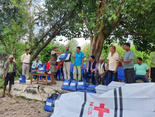 रेडक्रसद्वारा मोहन्यालका पहिरो पीडितलाई राहत सामग्री वितरण
