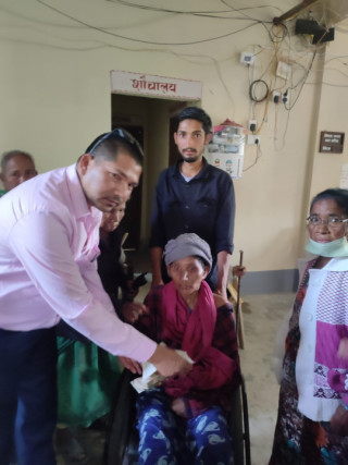 वडामा नै  सामाजिक सुरक्षाभत्ता वितरण गरेर वडाबासीको मन जित्दै वडा अध्यक्ष ओली