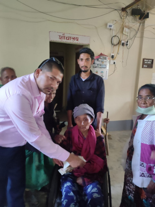 वडामा नै  सामाजिक सुरक्षाभत्ता वितरण गरेर वडाबासीको मन जित्दै वडा अध्यक्ष ओली