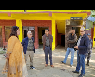 लम्कीचुहा नगर प्रमुख शाहीद्वारा मतदान केन्द्रको अनुगमन