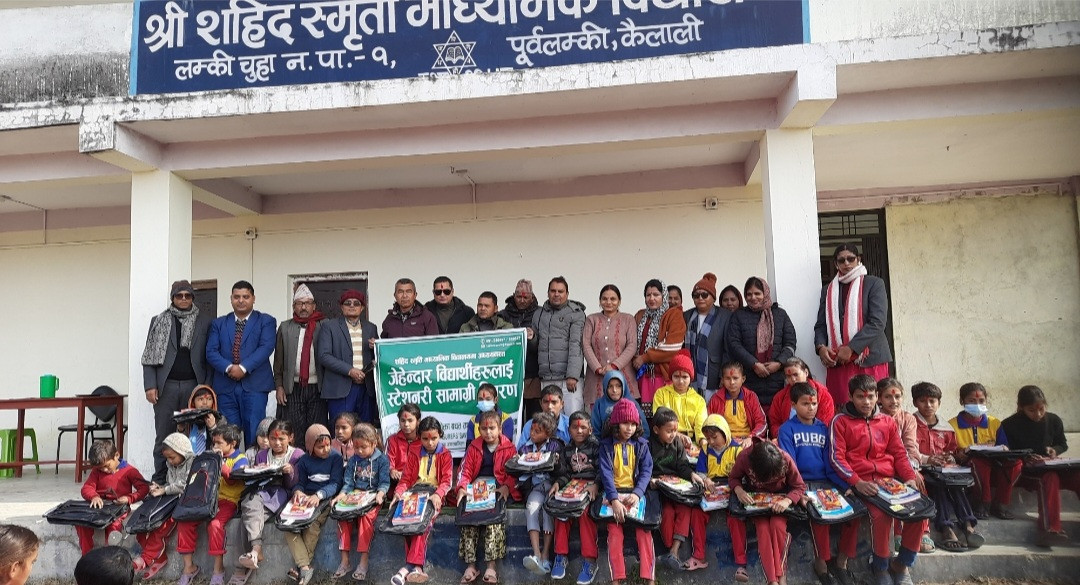 लम्की उपभोक्ता सहकारी संस्थाद्वारा खाद्यान्न तथा स्टेसनरी सामाग्री वितरण