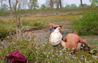 बुवाको काजकिरिया नगर्ने छोरा सामाजिक प्रशंसा र प्रहारको चपेटामा