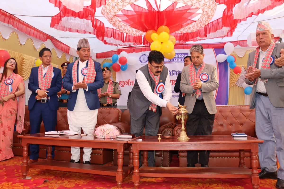 नेपाल बैंक लिमिटेडको सुर्खेत शाखाको मुख्यमन्त्री शर्मा र प्रमुख पन्तद्वारा उद्घाटन