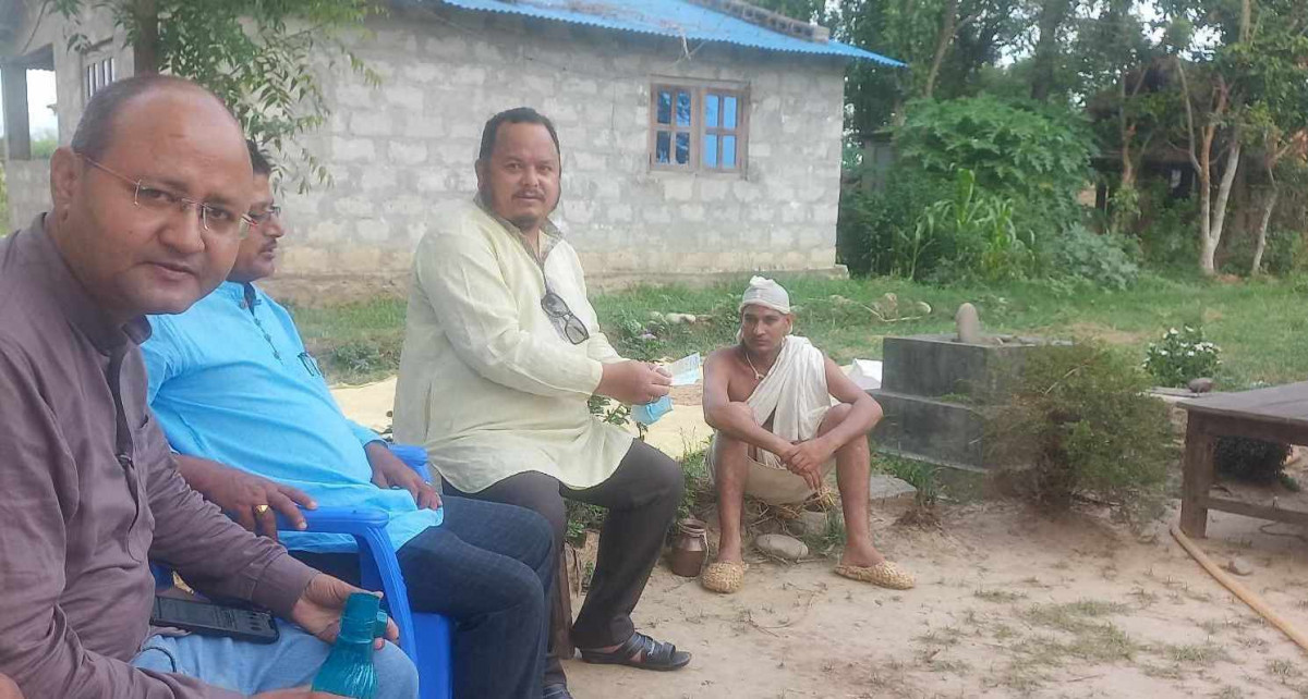 पितृ शाेकमा रहेका नेपाल प्रेस युनियनका निवर्तमान अध्यक्ष न्याैपानेलाई सहयाेग प्रदान