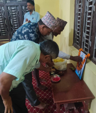 पुस्तकालय स्थापनाका लागि अरुणोदय मा.वि. लाई पिताको स्मृतिमा थापाले गरे १ लाख सहयोग
