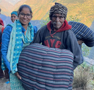 "जाजरकोटका भुकम्प पीडितको सहयोगी बन्दै सामाजिक अभियन्ता लक्ष्मी