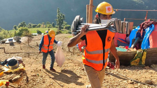 राष्ट्रिय युवा संघ सुदुरपश्चिमको टिम जाजरकोटका भूकम्प पीडितका घर निर्माण गर्दै