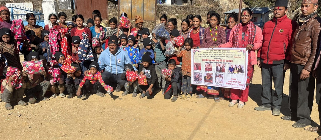 सामाजिक अभियन्ता लक्ष्मी बोगटी कुवर डोटी ,अछाममा सहयोग सामाग्री दिँदै