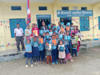 प्रधानाध्यापकले विद्यालयका बालबालिकालाई शैक्षिक सामाग्री दिएर मनाए जन्मोत्सव