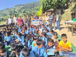 हेमा श्री फाउन्डेसन नेपालद्वारा जाल्पादेवी आधारभुत विद्यालयमा शैक्षिक सामाग्री बितरण