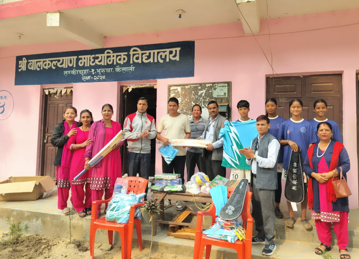 बालकल्याण माविका पुर्व विद्यार्थी रेग्मीद्वारा विद्यालयलाई खेलकुद सामाग्री हस्तान्तरण
