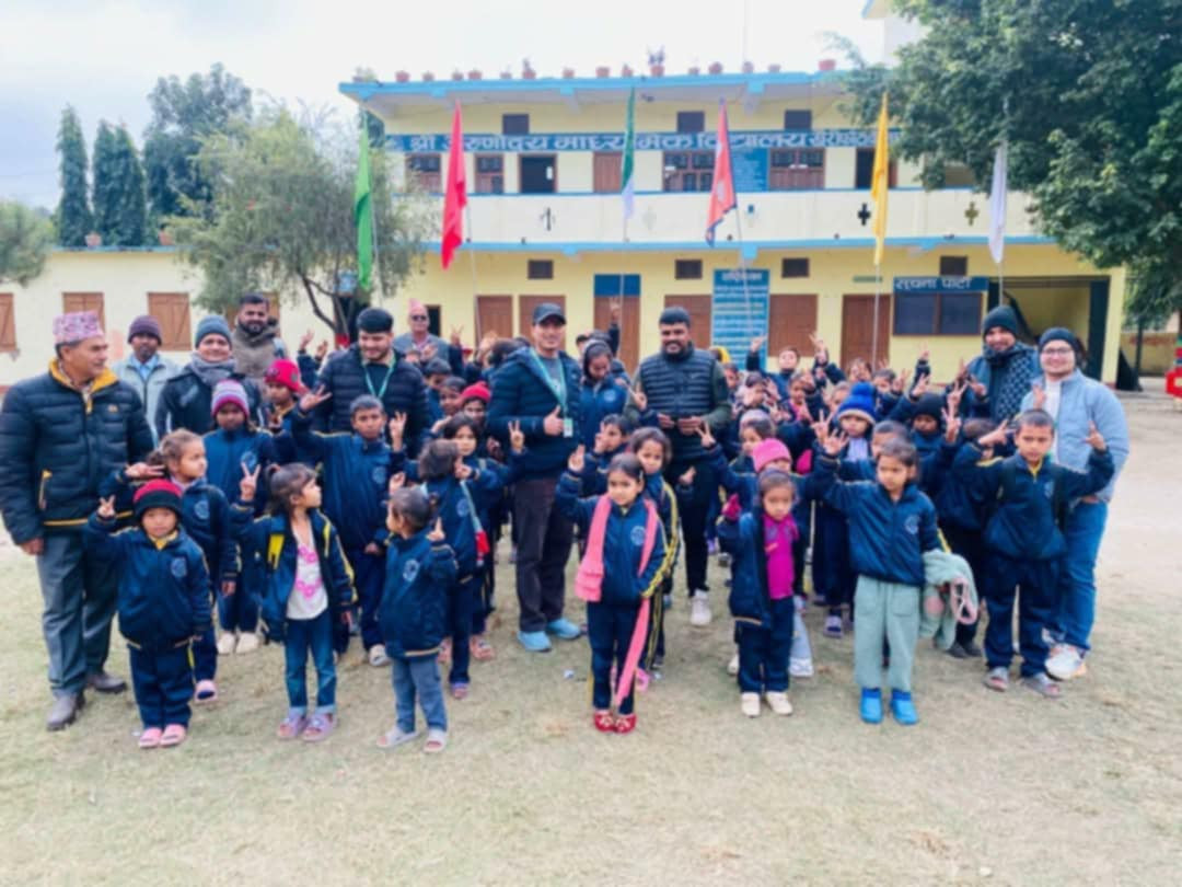 विपन्न विद्याथीलाई न्यानाे विद्यालय पोशाक वितरण