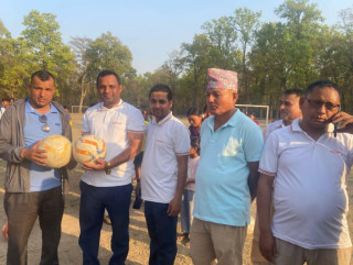 एसियन लाइफ इन्स्योरेन्सले खेलकुद सामाग्री वितरण गरि वाषिर्कोत्सव मनायो